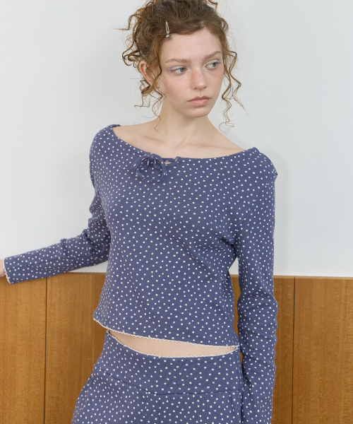 LETERIE(レテリー)の「FLOWER PATTERN T-SHIRT_NAVY(Tシャツ/カットソー・レディース・ネイビー・FREE)」の2枚目の写真