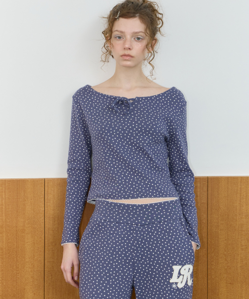 LETERIE(レテリー)の「FLOWER PATTERN T-SHIRT_NAVY(Tシャツ/カットソー・レディース・ネイビー・FREE)」の3枚目の写真
