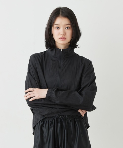 NIKE(ナイキ)の「《セットアップ対応商品》ナイキ スポーツウェア ウィメンズ オーバーサイズド ライトウェイト リップストップ ジャケット / Nike Sportswear Women's Oversized Lightweight Ripstop Jacket IF0588-010 Black(ブルゾン・レディース・ブラック・L/M/S/XL/XS)」の4枚目の写真