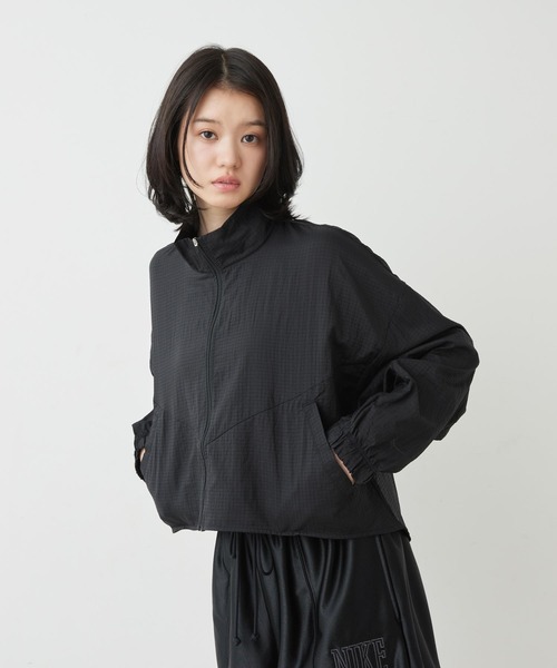 NIKE(ナイキ)の「《セットアップ対応商品》ナイキ スポーツウェア ウィメンズ オーバーサイズド ライトウェイト リップストップ ジャケット / Nike Sportswear Women's Oversized Lightweight Ripstop Jacket IF0588-010 Black(ブルゾン・レディース・ブラック・L/M/S/XL/XS)」の5枚目の写真