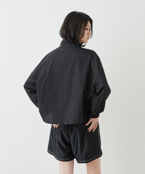 NIKE(ナイキ)の「《セットアップ対応商品》ナイキ スポーツウェア ウィメンズ オーバーサイズド ライトウェイト リップストップ ジャケット / Nike Sportswear Women's Oversized Lightweight Ripstop Jacket IF0588-010 Black(ブルゾン・レディース・ブラック・L/M/S/XL/XS)」の3枚目の写真