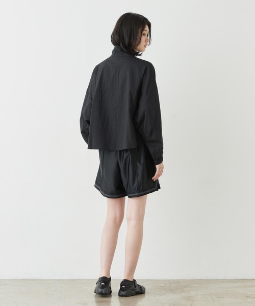 NIKE(ナイキ)の「《セットアップ対応商品》ナイキ スポーツウェア ウィメンズ オーバーサイズド ライトウェイト リップストップ ジャケット / Nike Sportswear Women's Oversized Lightweight Ripstop Jacket IF0588-010 Black(ブルゾン・レディース・ブラック・L/M/S/XL/XS)」の9枚目の写真