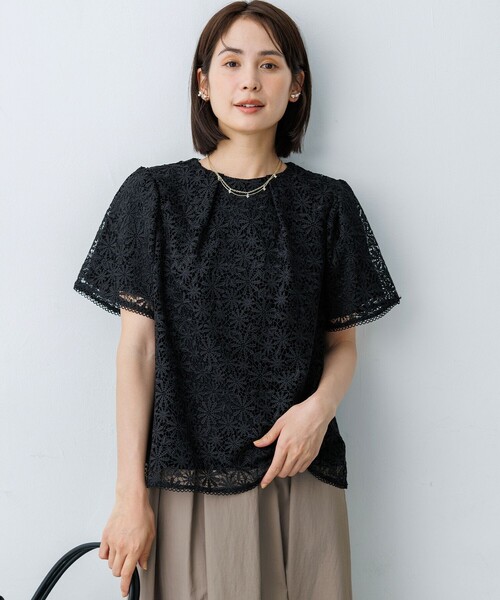 組曲 L(クミキョク オオキイサイズ)の「フラワーレースブラウス(Tシャツ/カットソー・レディース・ブラック系/アイボリー系/ライトグリーン系・5/6/7)」の2枚目の写真