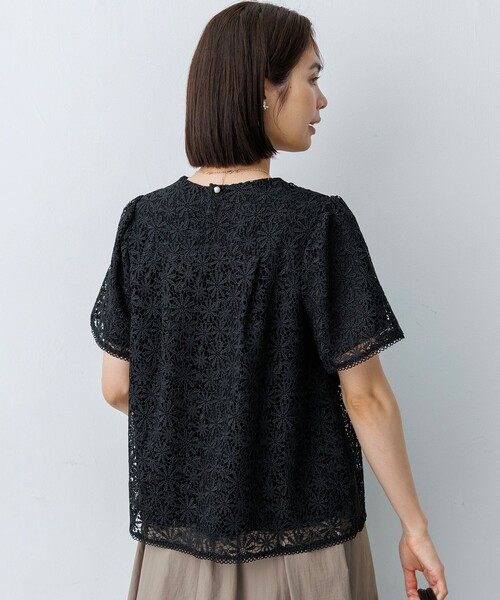組曲 L(クミキョク オオキイサイズ)の「フラワーレースブラウス(Tシャツ/カットソー・レディース・ブラック系/アイボリー系/ライトグリーン系・5/6/7)」の16枚目の写真