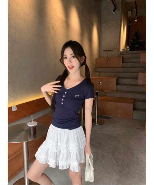 &soiree(アンドソワレ)の「ワンポイントリボン刺繍ヘンリーネックトップス(その他トップス・レディース・ネイビー/オフホワイト/サックスブルー/ホワイト・X-LARGE/LARGE/MEDIUM/SMALL)」の5枚目の写真