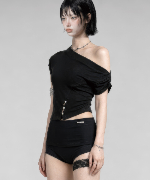 ETRE AU SOMMET(エトレオソメ)の「Cut-Out Open Short Sleeve (Black)(Tシャツ/カットソー・レディース・ブラック・FREE)」の2枚目の写真