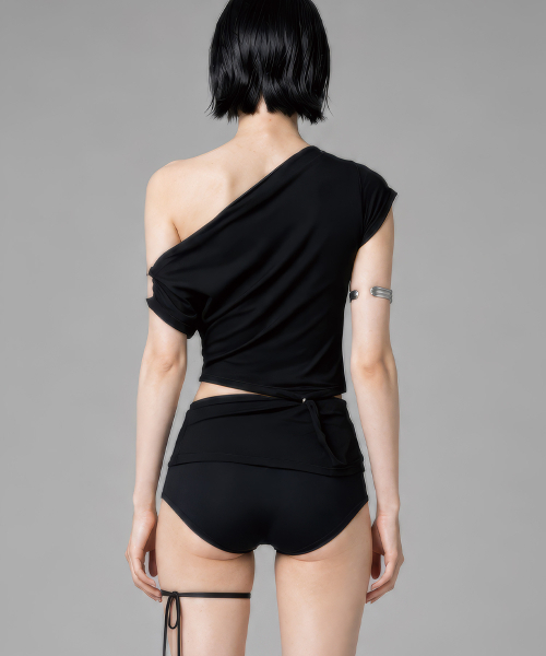 ETRE AU SOMMET(エトレオソメ)の「Cut-Out Open Short Sleeve (Black)(Tシャツ/カットソー・レディース・ブラック・FREE)」の3枚目の写真