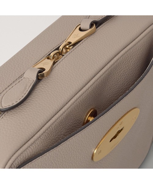 Mulberry(マルベリー)の「ダーリー カメラバッグ Darley Camera Bag(ショルダーバッグ・レディース・グレイッシュベージュ・FREE)」の4枚目の写真