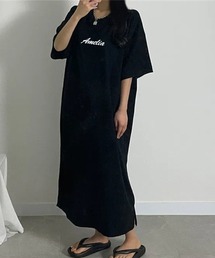 1枚で抜け感たっぷり!ロゴプリントが映えるリラックスTシャツワンピース