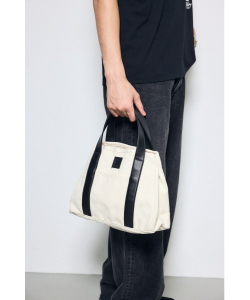 AZUL by moussy(アズールバイマウジー)の「台形トートバッグ【着用画像あり】(トートバッグ・メンズ・ホワイト/ブラック・FREE)」の3枚目の写真