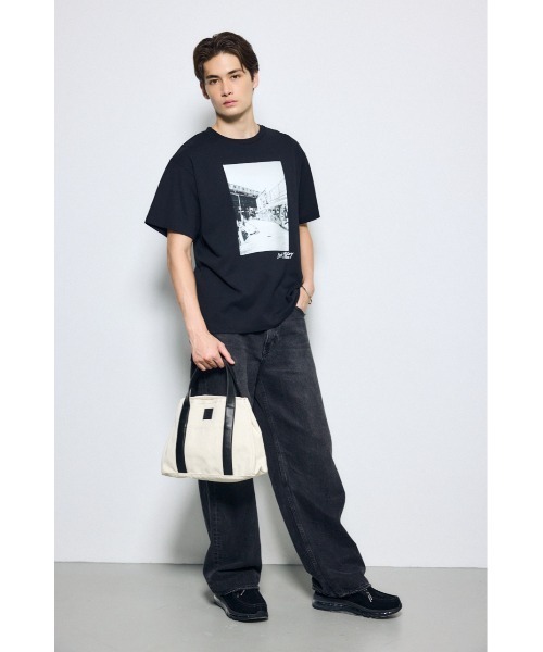 AZUL by moussy(アズールバイマウジー)の「台形トートバッグ【着用画像あり】(トートバッグ・メンズ・ホワイト/ブラック・FREE)」の4枚目の写真