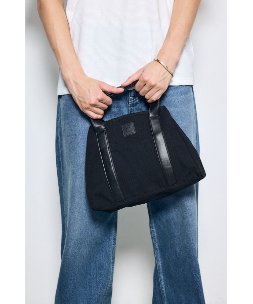 AZUL by moussy(アズールバイマウジー)の「台形トートバッグ【着用画像あり】(トートバッグ・メンズ・ホワイト/ブラック・FREE)」の15枚目の写真