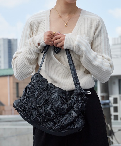 Casselini（キャセリーニ）の「CASSELINI/キャセリーニ シャーリングショルダーバッグ ギャザー カジュアル スタイリッシュ 光沢 メタリック レディース  シーズンレス（ショルダーバッグ・レディース・アイボリー/ブラック/シルバー・FREE）」の17枚目の写真
