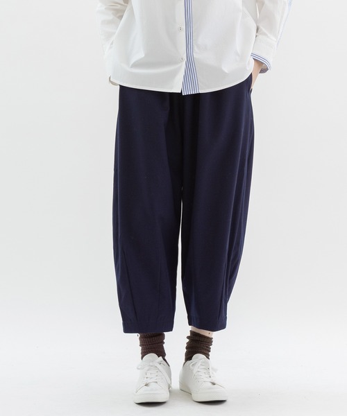 nop de nod(ノップドゥノッド)の「Pommeギャバ裾ダーツ9分パンツ(その他パンツ・レディース・ブラック/ネイビー/ダークグレー・3)」の3枚目の写真