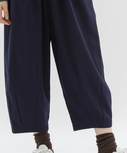 nop de nod(ノップドゥノッド)の「Pommeギャバ裾ダーツ9分パンツ(その他パンツ・レディース・ブラック/ネイビー/ダークグレー・3)」の6枚目の写真