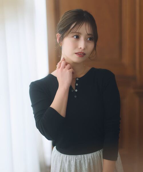 COHINA(コヒナ)の「コットンシルクヘンリーネックトップス 【低身長・小柄女性】(Tシャツ/カットソー・レディース・ブラック/レッド/オフホワイト・ONE SIZE)」の2枚目の写真