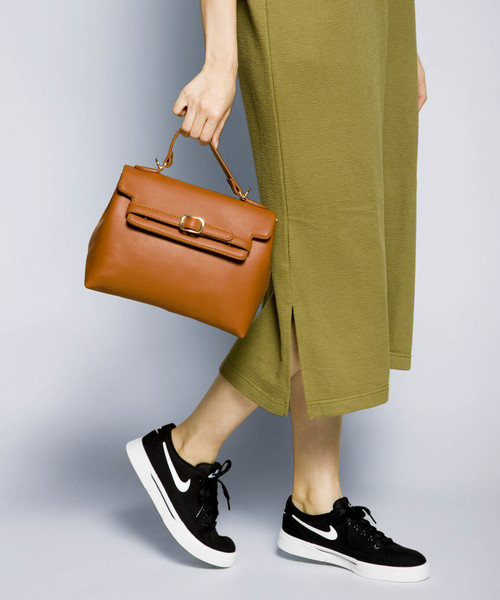 PLAIN CLOTHING（プレーンクロージング）の「フロントベルトハンドバッグ/ショルダーバッグ【PLAIN CLOTHING】（ショルダーバッグ・レディース・ベージュ/レッド/キャメル/グレー/ブラック・FREE）」の4枚目の写真