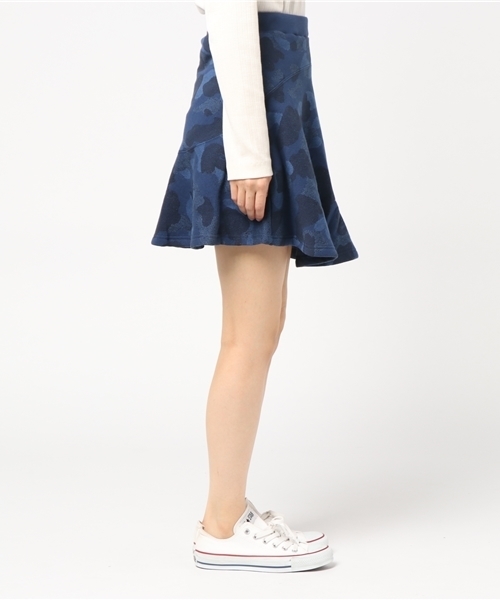 A BATHING APE（アベイシングエイプ）の「COLOR CAMO JACQUARD FLARE SKIRT L（スカート・レディース・パープル/ネイビー・SMALL/X-SMALL）」の4枚目の写真