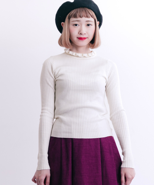 MERLOT（メルロー）の「フリルネックリブニットプルオーバー1101（ニット/セーター・レディース・ライトグレー/マスタード/パープル/アイボリー/ブルー/ブラック・FREE）」の2枚目の写真