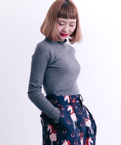 MERLOT（メルロー）の「フリルネックリブニットプルオーバー1101（ニット/セーター・レディース・ライトグレー/マスタード/パープル/アイボリー/ブルー/ブラック・FREE）」の4枚目の写真