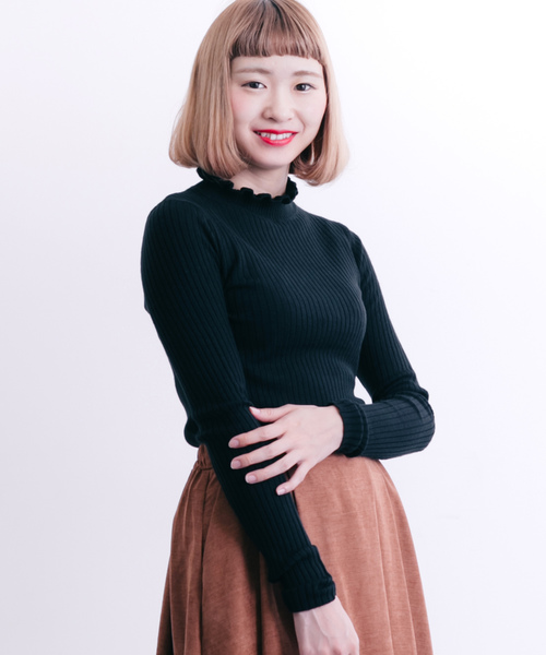 MERLOT（メルロー）の「フリルネックリブニットプルオーバー1101（ニット/セーター・レディース・ライトグレー/マスタード/パープル/アイボリー/ブルー/ブラック・FREE）」の3枚目の写真