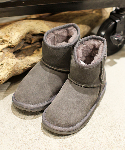 EMU Australia（エミューオーストラリア）の「Wallaby Mini（ブーツ・キッズ・チャコールグレー/ブラウン/ブラック/カーキブラウン/フューシャピンク/ネイビー/プラム/ピンク・10/11/13/2/1/12/9/3/8/4）」の2枚目の写真