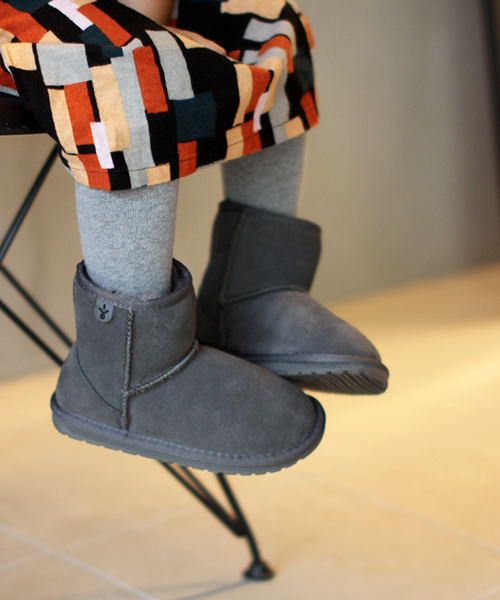 EMU Australia（エミューオーストラリア）の「Wallaby Mini（ブーツ・キッズ・チャコールグレー/ブラウン/ブラック/カーキブラウン/フューシャピンク/ネイビー/プラム/ピンク・10/11/13/2/1/12/9/3/8/4）」の12枚目の写真
