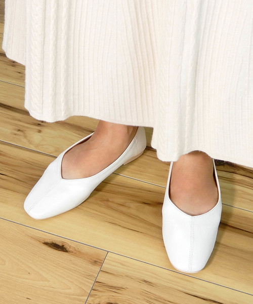 minia（ミニア）の「スクエアトゥ 2WAY バブーシュ/フラットシューズ　□（パンプス・レディース・ホワイト/ブラック系その他/ブラウン系その他/パイソン/レッド/ブラック/ブラック系その他2/ベージュ系その他2/ベージュ・M/L/S/LL）」の2枚目の写真