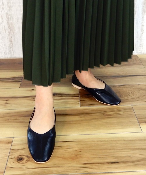 minia（ミニア）の「スクエアトゥ 2WAY バブーシュ/フラットシューズ　□（パンプス・レディース・ホワイト/ブラック系その他/ブラウン系その他/パイソン/レッド/ブラック/ブラック系その他2/ベージュ系その他2/ベージュ・M/L/S/LL）」の3枚目の写真