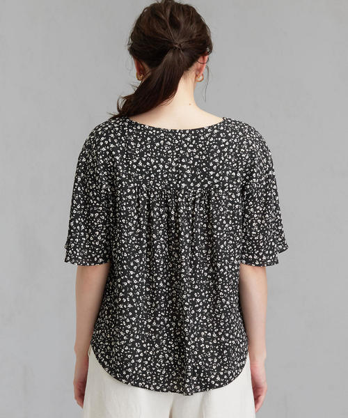 green label relaxing(グリーンレーベルリラクシング)の「FFC フラワー プリント Vネック ブラウス(シャツ/ブラウス・レディース・ケリー/ベージュ/ブラック・FREE)」の4枚目の写真