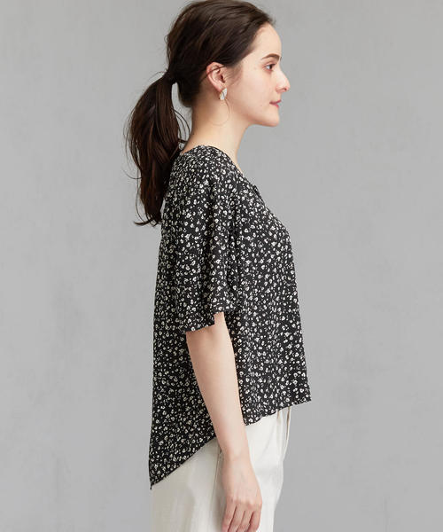 green label relaxing(グリーンレーベルリラクシング)の「FFC フラワー プリント Vネック ブラウス(シャツ/ブラウス・レディース・ケリー/ベージュ/ブラック・FREE)」の6枚目の写真