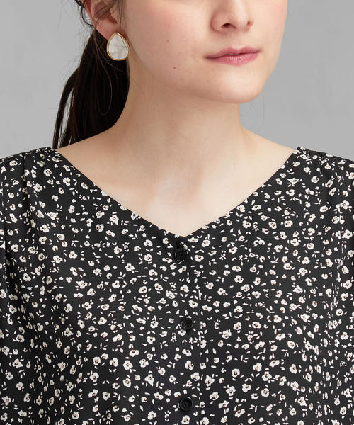 green label relaxing(グリーンレーベルリラクシング)の「FFC フラワー プリント Vネック ブラウス(シャツ/ブラウス・レディース・ケリー/ベージュ/ブラック・FREE)」の8枚目の写真