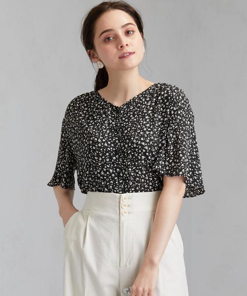 green label relaxing(グリーンレーベルリラクシング)の「FFC フラワー プリント Vネック ブラウス(シャツ/ブラウス・レディース・ケリー/ベージュ/ブラック・FREE)」の17枚目の写真