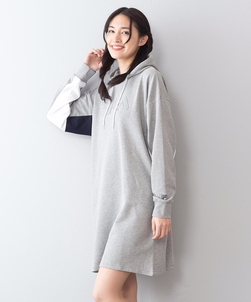 FILA(フィラ)の「【FILA/フィラ】同色エンボス加工 フロントブランドロゴ ゆるめシルエット フード付きミドル丈ワンピース(ワンピース・レディース・杢グレー/ネイビー/ホワイト/ブラック・MEDIUM/LARGE)」の3枚目の写真
