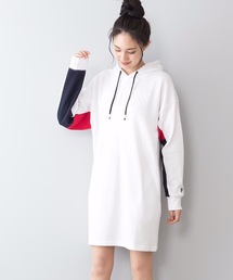 【FILA/フィラ】同色エンボス加工 フロントブランドロゴ ゆるめシルエット フード付きミドル丈ワンピース