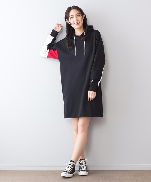 FILA(フィラ)の「【FILA/フィラ】同色エンボス加工 フロントブランドロゴ ゆるめシルエット フード付きミドル丈ワンピース(ワンピース・レディース・杢グレー/ネイビー/ホワイト/ブラック・MEDIUM/LARGE)」の7枚目の写真