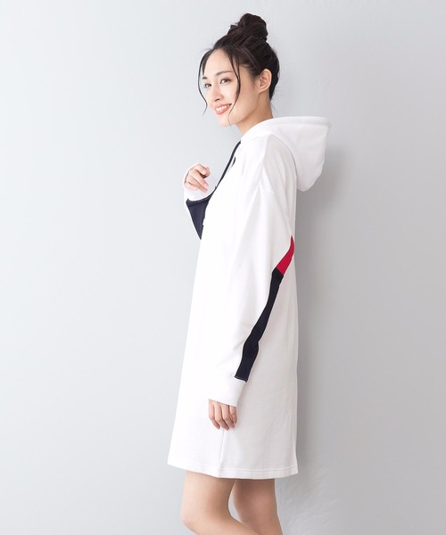 FILA(フィラ)の「【FILA/フィラ】同色エンボス加工 フロントブランドロゴ ゆるめシルエット フード付きミドル丈ワンピース(ワンピース・レディース・杢グレー/ネイビー/ホワイト/ブラック・MEDIUM/LARGE)」の15枚目の写真