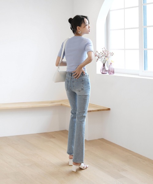 by muni:r（バイ ムニール）の「美脚ロングブーツカットデニム（デニムパンツ・レディース・ブルー・SMALL/MEDIUM/LARGE）」の3枚目の写真