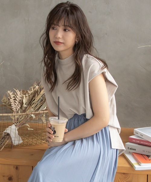 VICKY(ビッキー)の「ベロアハイネックプルオーバー(Tシャツ/カットソー・レディース・イエロー/キャメル/ベージュ/チャコールグレー・M)」の1枚目の写真