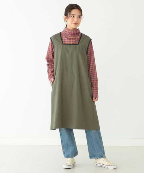 BEAMS BOY(ビームスボーイ)の「BEAMS BOY / バックトゥフロント エンブロイダリ ーエプロン(ワンピース・レディース・オリーブ/インディゴブルー・ONE SIZE)」の4枚目の写真