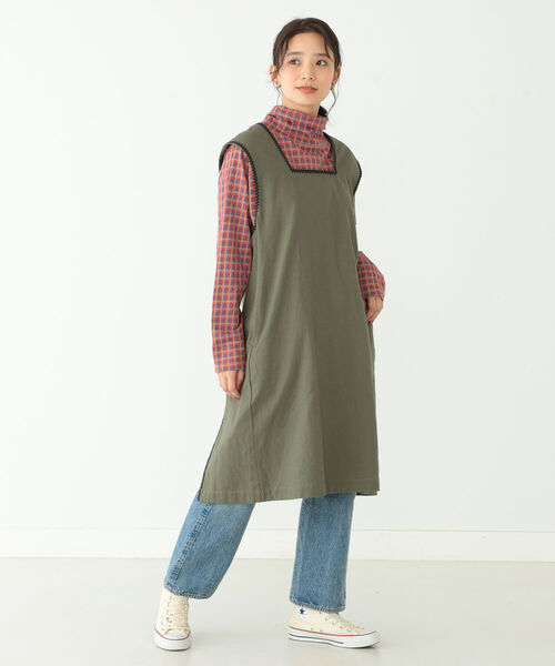 BEAMS BOY(ビームスボーイ)の「BEAMS BOY / バックトゥフロント エンブロイダリ ーエプロン(ワンピース・レディース・オリーブ/インディゴブルー・ONE SIZE)」の3枚目の写真