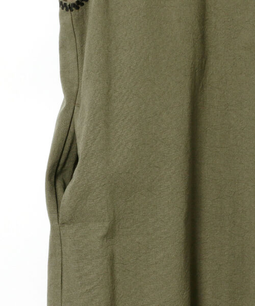 BEAMS BOY(ビームスボーイ)の「BEAMS BOY / バックトゥフロント エンブロイダリ ーエプロン(ワンピース・レディース・オリーブ/インディゴブルー・ONE SIZE)」の20枚目の写真
