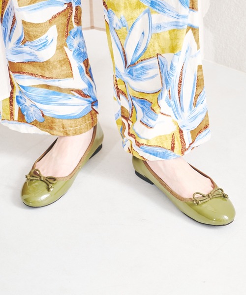 WA ORiental TRaffic(ダブルエーオリエンタルトラフィック)の「バレエシューズ/15301(バレエシューズ・レディース・ベージュ/グレー/シルバー/キャメル/グリーン/レッド/ブラック×ホワイト/ブラック系その他2・40/38/39/33/34/35/36/37/41/42/43)」の1枚目の写真