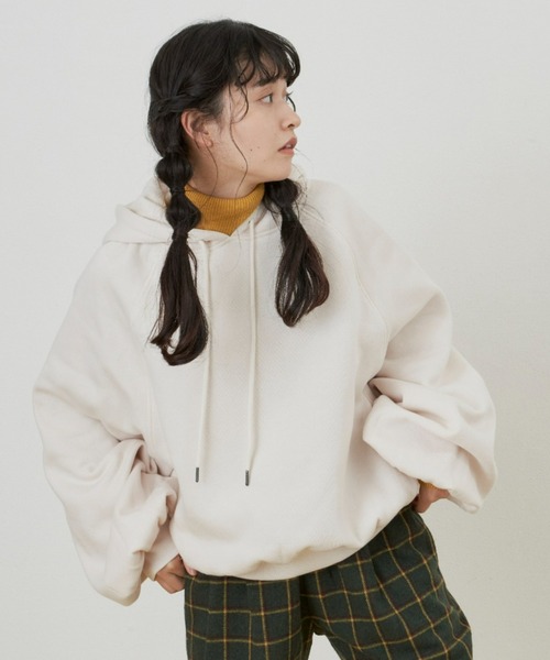 MERLOT（メルロー）の「ボリューム袖裏起毛パーカー（パーカー・レディース・ナチュラル/ブラウン/グレー/ダークグリーン・FREE）」の3枚目の写真