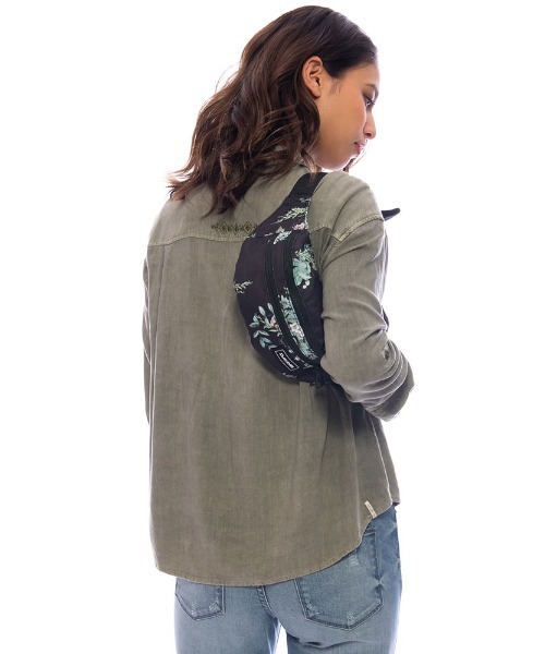 DAKINE(ダカイン)の「DAKINE CLASSIC HIP PACK ボディバッグ 【2021年秋冬モデル】/ダカインウエストポーチ(ボディバッグ/ウエストポーチ・レディース・グリーン系その他/オリーブ/カラフル/ブラック系その他/マルチ/パープル系その他/ブルー/ボルドー/ブラック/レッド系その他・FREE)」の3枚目の写真