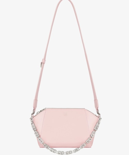 GIVENCHY（ジバンシイ）の「チェーン付きタグエフェクトを効かせ