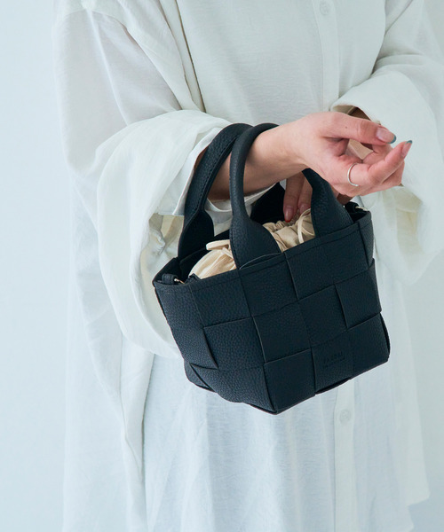 favori vie nouvelle(ファボリ ヴィー ヌーヴェル)の「<favori vie nouvelle/ファボリ ヴィー ヌーヴェル> メッシュ編みミニ2WAYショルダー(ショルダーバッグ・レディース・アイボリー/ライトグリーン/モカ/ブラック/ネイビー/ライトグレー/ダークブラウン/ラベンダー/マスタード/シルバー/グリーン・ONE SIZE)」の2枚目の写真