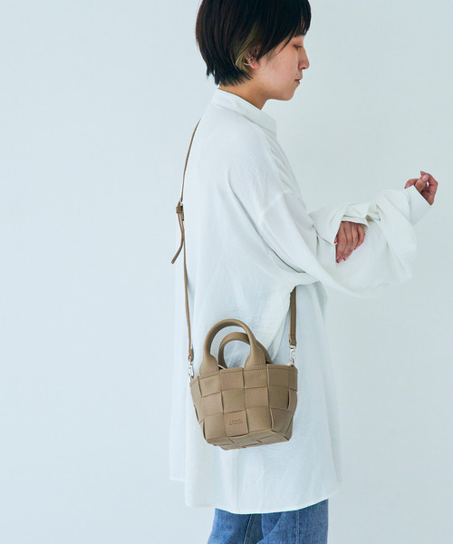 favori vie nouvelle(ファボリ ヴィー ヌーヴェル)の「<favori vie nouvelle/ファボリ ヴィー ヌーヴェル> メッシュ編みミニ2WAYショルダー(ショルダーバッグ・レディース・アイボリー/ライトグリーン/モカ/ブラック/ネイビー/ライトグレー/ダークブラウン/ラベンダー/マスタード/シルバー/グリーン・ONE SIZE)」の4枚目の写真