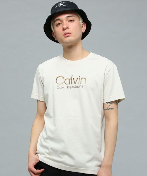 Calvin Klein(カルバン・クライン)の「エンブロイドツートーンロゴTシャツ(Tシャツ/カットソー・メンズ・ホワイト/ブラック・S/M/L/XL)」の2枚目の写真