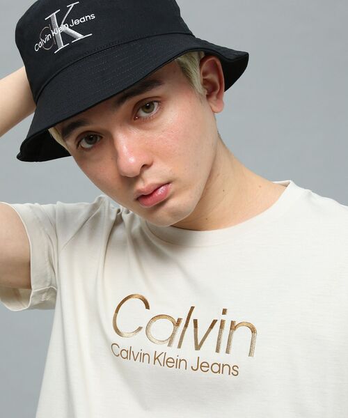 Calvin Klein(カルバン・クライン)の「エンブロイドツートーンロゴTシャツ(Tシャツ/カットソー・メンズ・ホワイト/ブラック・S/M/L/XL)」の5枚目の写真